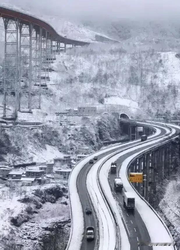 注意！雅西高速拖乌山路段持续低温降雪，已管控！3月7日17时40分许，G5京昆雅