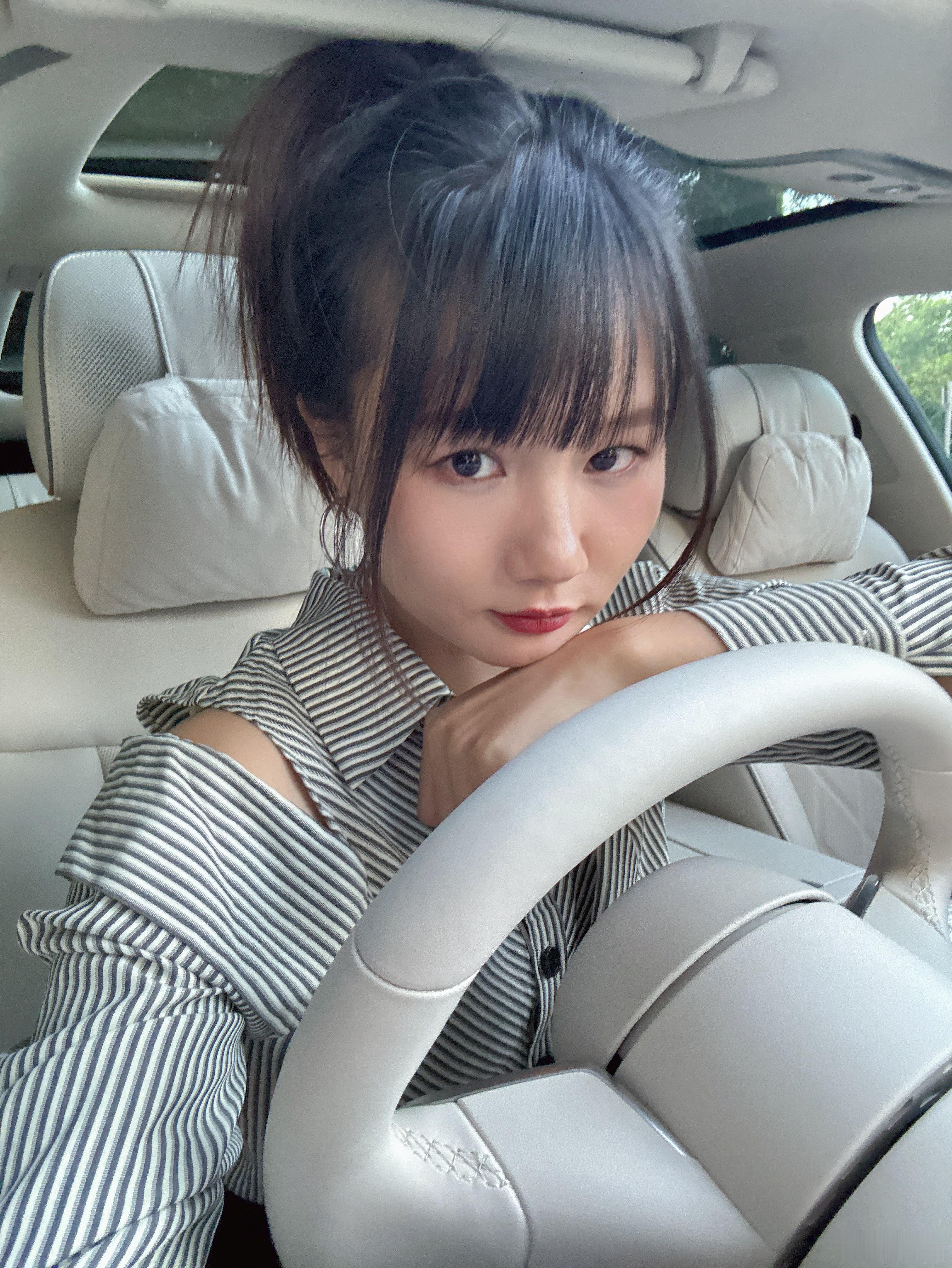 今天我开车，小林在享界S9后排零重力座椅躺着，真羡慕，有这么美的司机载他[么么哒