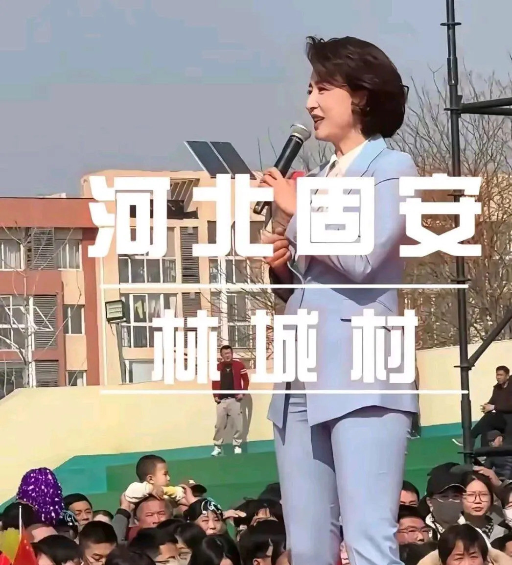 张蕾裤子引争议回怼网友什么情况！张蕾去河北主持节目，竟然