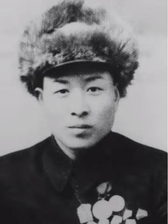 一个战士撞见八个鬼子在河边追一个抱娃的农村妇女，他枪里就三发子弹，他没躲，枪却对