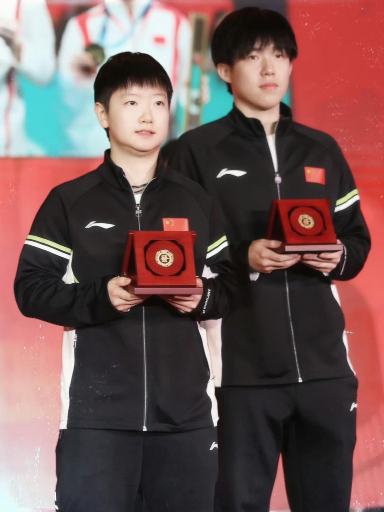 莎头组合再同框！孙颖莎王楚钦手持荣誉礼盒，气场全开！国乒两大主力同框名场面来