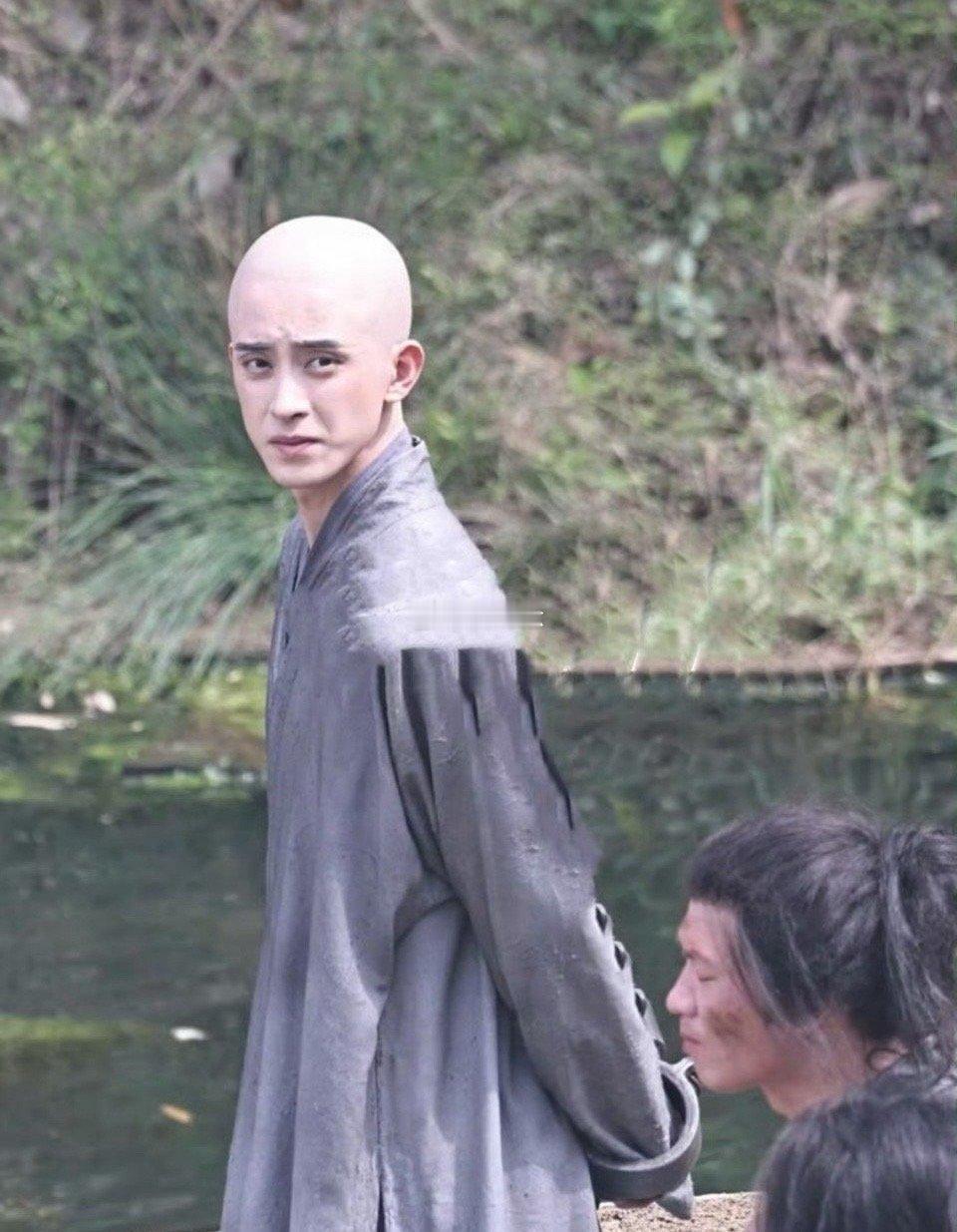 现在剧组的头套都那么薄了，一扭头都看见褶皱了​​​