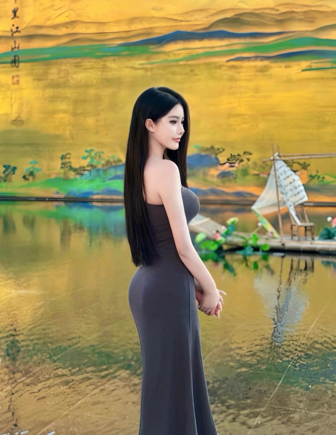 优雅黑裙，静谧湖畔，沉思之美气质开叉黑裙气质黑长裙