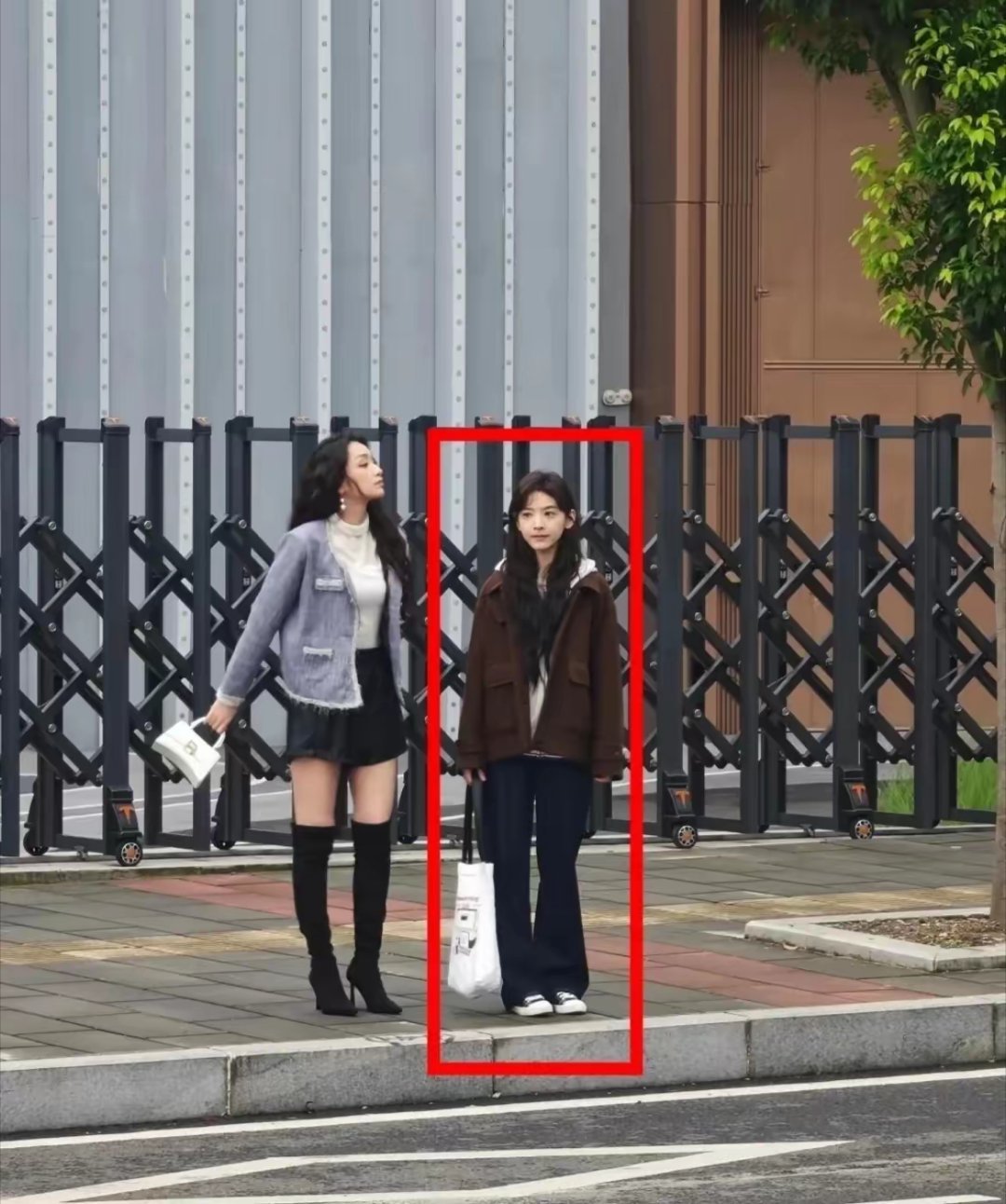 章若楠，现实生活中也太娇小了吧​​​