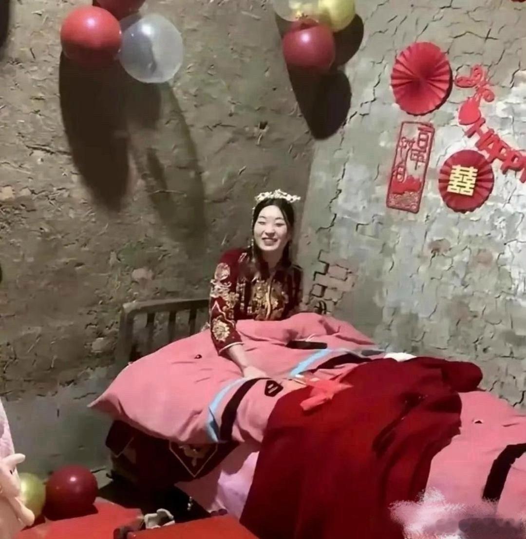 这环境，不知道新娘怎么笑得出来