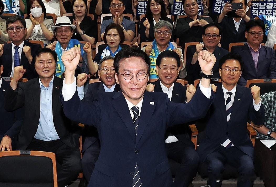 金民锡正式参选党首，韩国共同民主党形成三方博弈格局7月6日，韩国前国务总理金