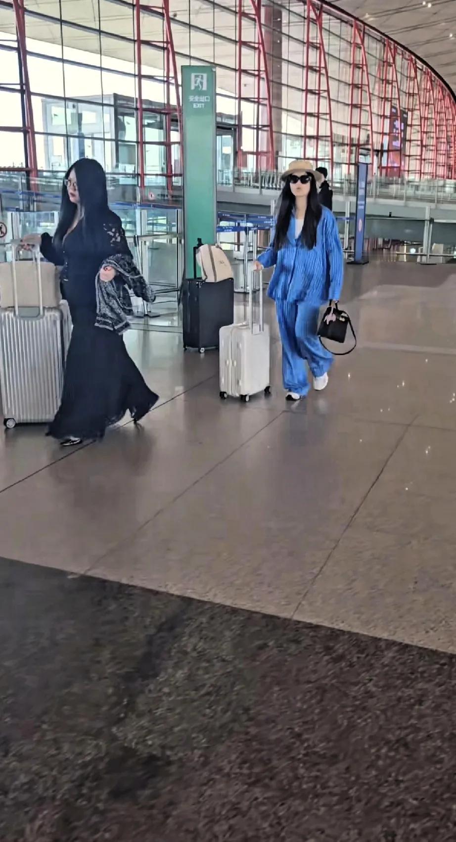 李湘和闺女王诗龄又到机场炸街来了。这娘俩这气质真不是盖的，一人推着一个高档行李