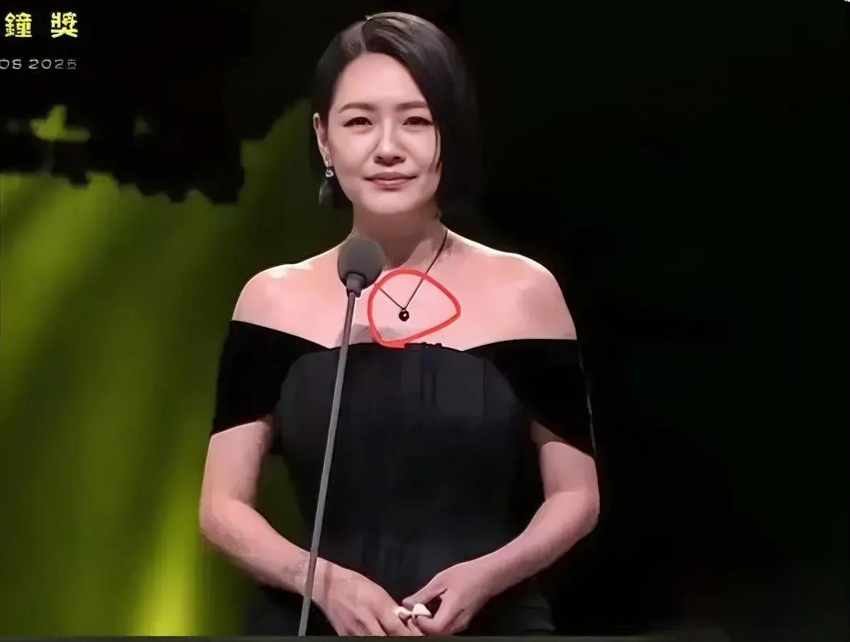 小S今晚的眼泪，藏了整整三个月。穿黑抹胸裙站金钟奖舞台，可谁都看出来——