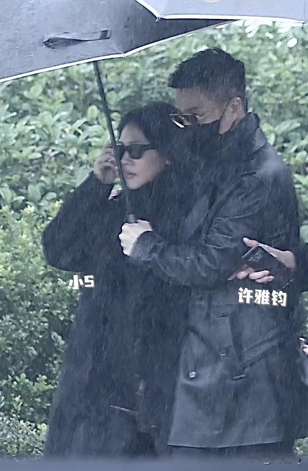 许雅钧这人还挺体面，被传外面无数莺莺燕燕，但S家有事，他都会陪伴在徐熙娣旁边。这