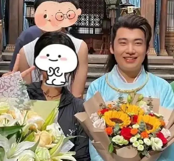 陶阳婚礼扔捧花，伴娘团突然把郭麒麟推到最前排，花球啪一下砸他怀里，全场笑疯。