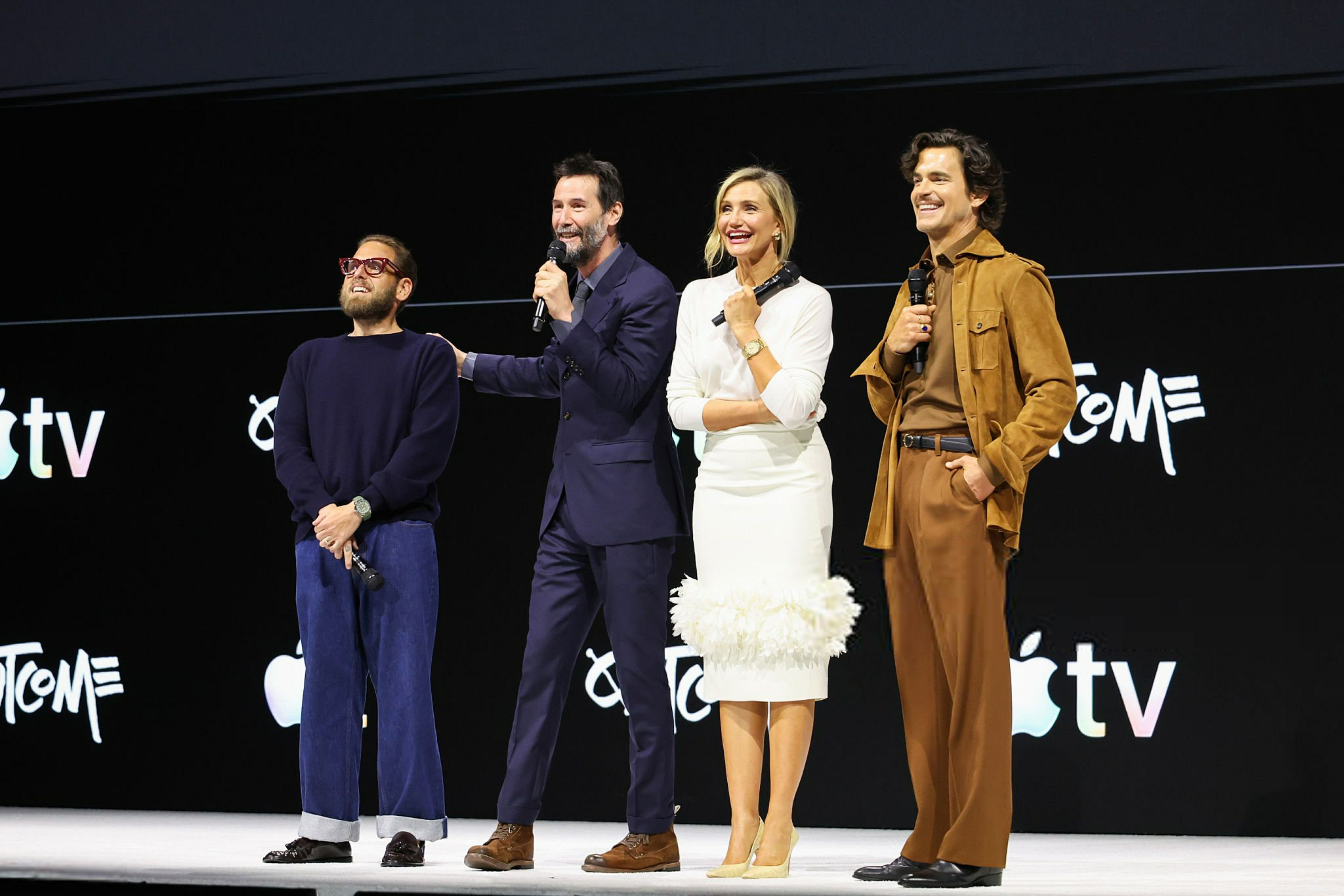 基努叔剪短发！基努里维斯联手孔雀MattBomer、卡梅隆迪亚兹和乔纳希尔亮相