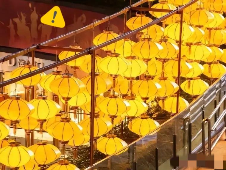 全国各地突然挂满黄灯笼，看着别提多别扭了，要说没统一的安排谁能信？毫无征兆的全