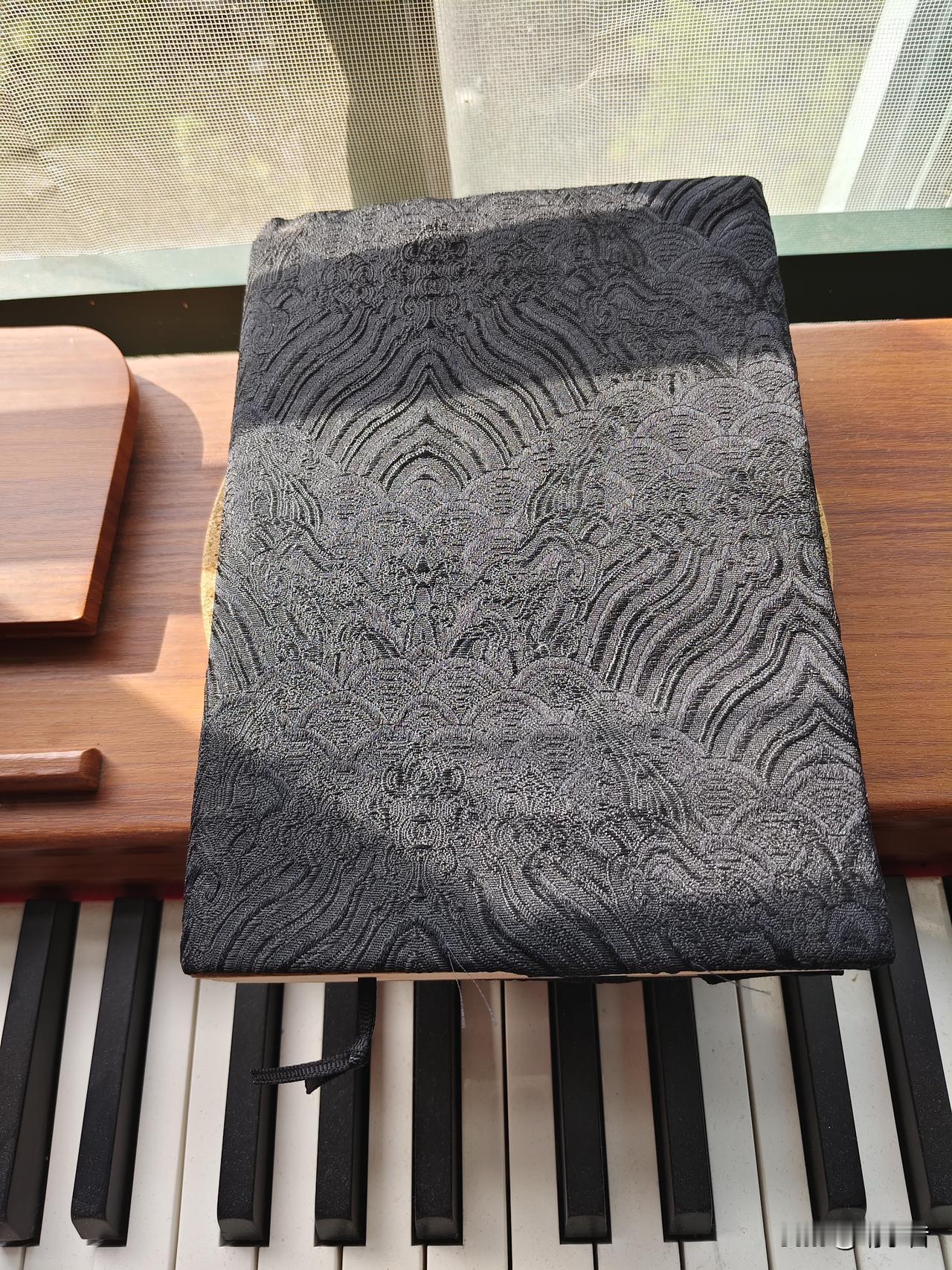 吐槽一下我儿子。生男孩和生女孩就是不一样啊！刚才去逛好友的头条，看人家生闺女