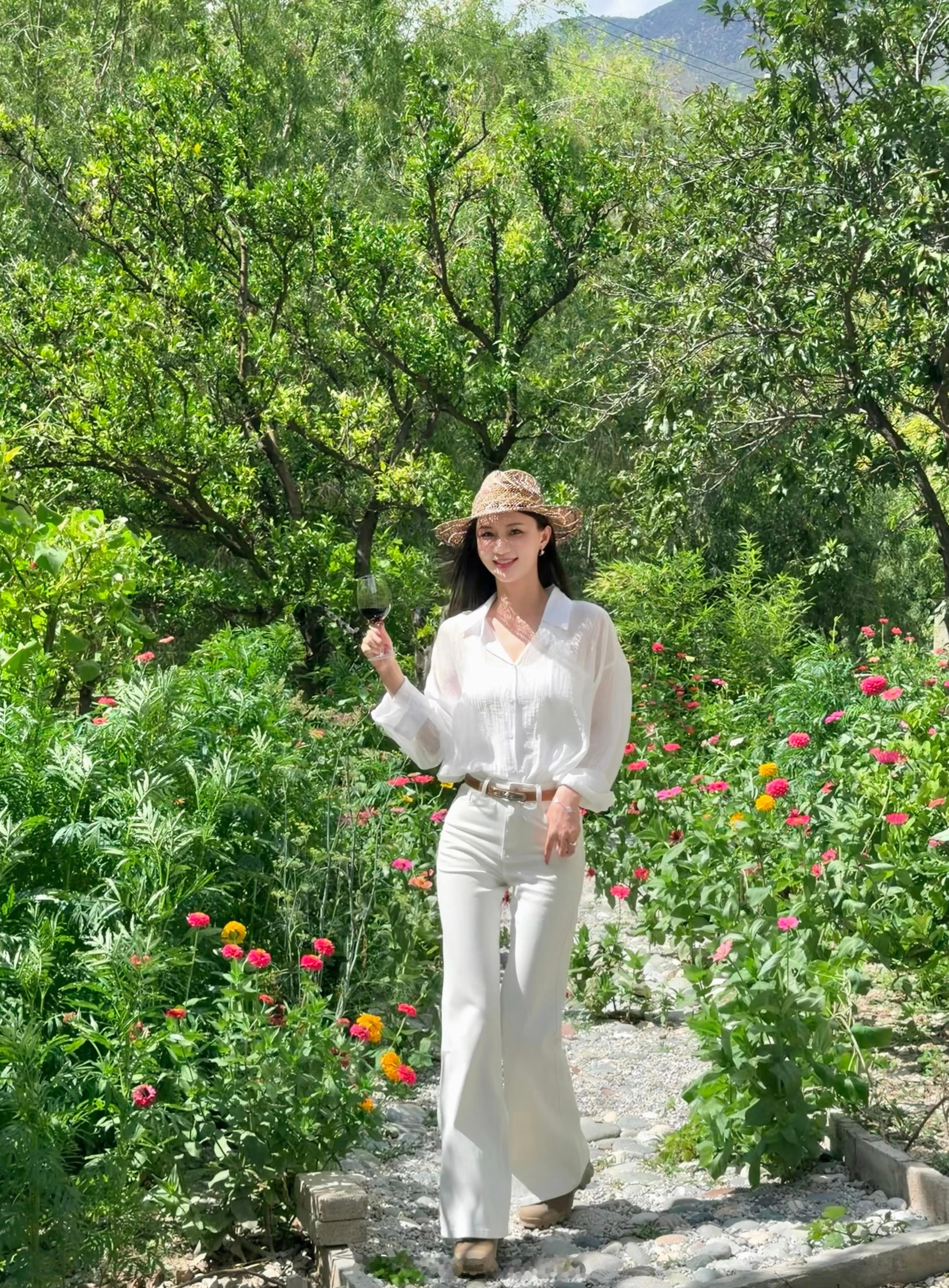 🍷醉在奔子栏三四好友，不赶的行程，在奔子栏的时光，一半是阳光下的红白葡萄酒，一