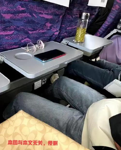 今天我和同事一起出差坐高铁，买到了两人的座位，我靠着过道他挨着窗户。一位美女摇曳