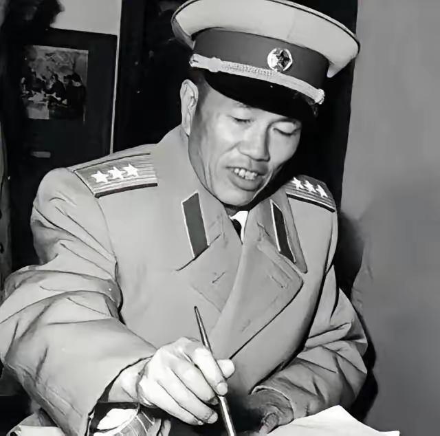 1960年的一天，军区管理处的同志过来，向沈阳军区政委赖传珠上将报告：“邓司令赴