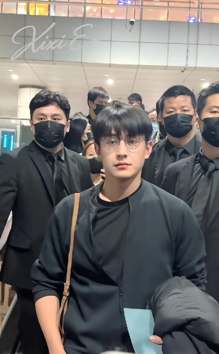 刘萧旭小孩叔没有梳总裁头，好乖乖呀。他真的太好了，有种自家孩子出息的感觉，瞬间热