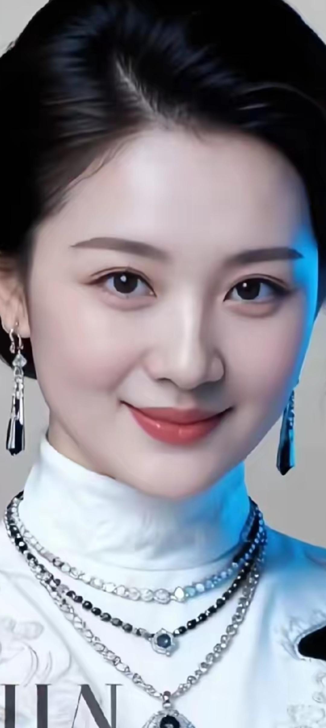 优雅气质，珠宝闪耀，白衣飘飘，女神范儿十足！