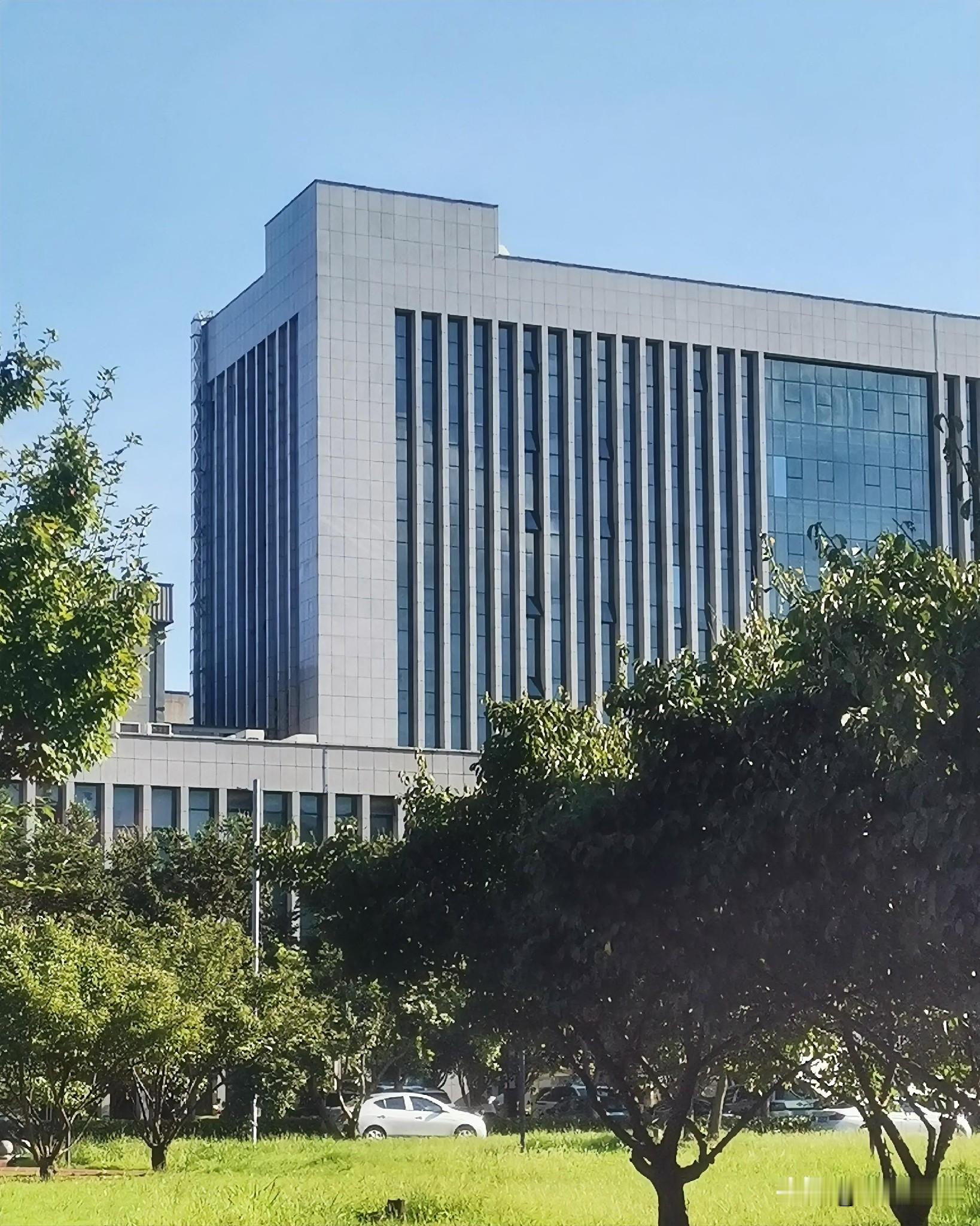 案子太大，谁来查？——提级管辖，让大案要案办得动、查得透某县监委在查一名科级干部时，发现线索牵涉到邻