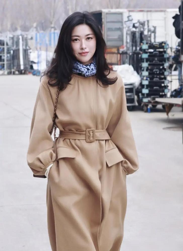 朱珠穿件厚大衣走在国贸，腰还是细得让路人回头拍照。这组路透图一出，很快就冲到