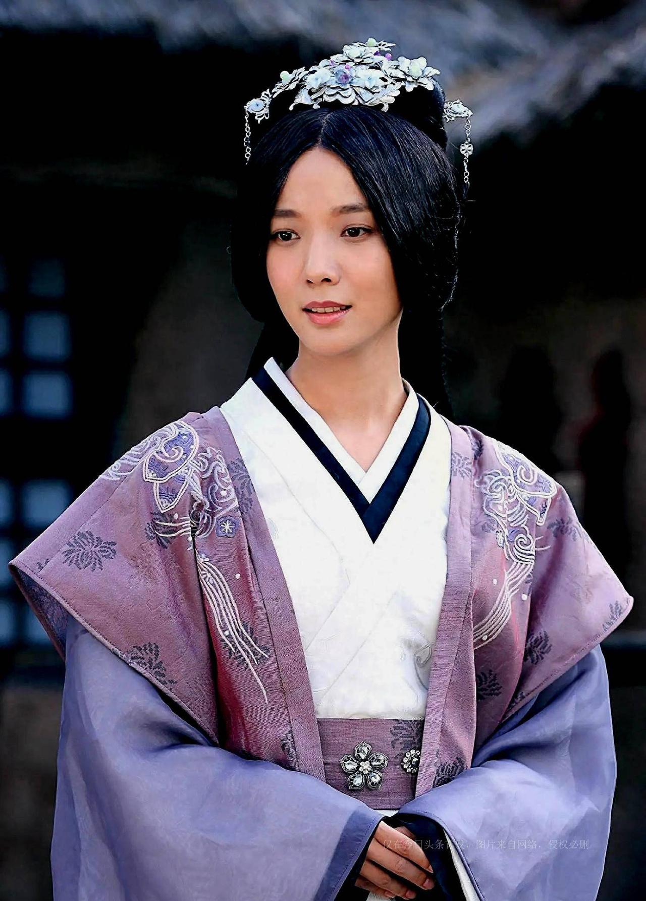 公元前195年，长安城。戚家血流成河。满门抄斩的诏书砸下来时，一个十四岁的姑娘