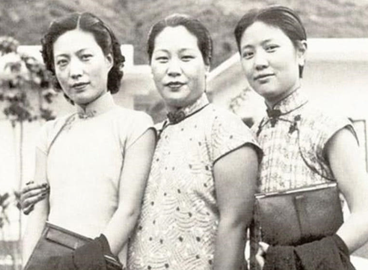 1965年，杜月笙的四姨太姚玉兰外出打牌，突然全身燥热，坐立不安，她心中有不好的