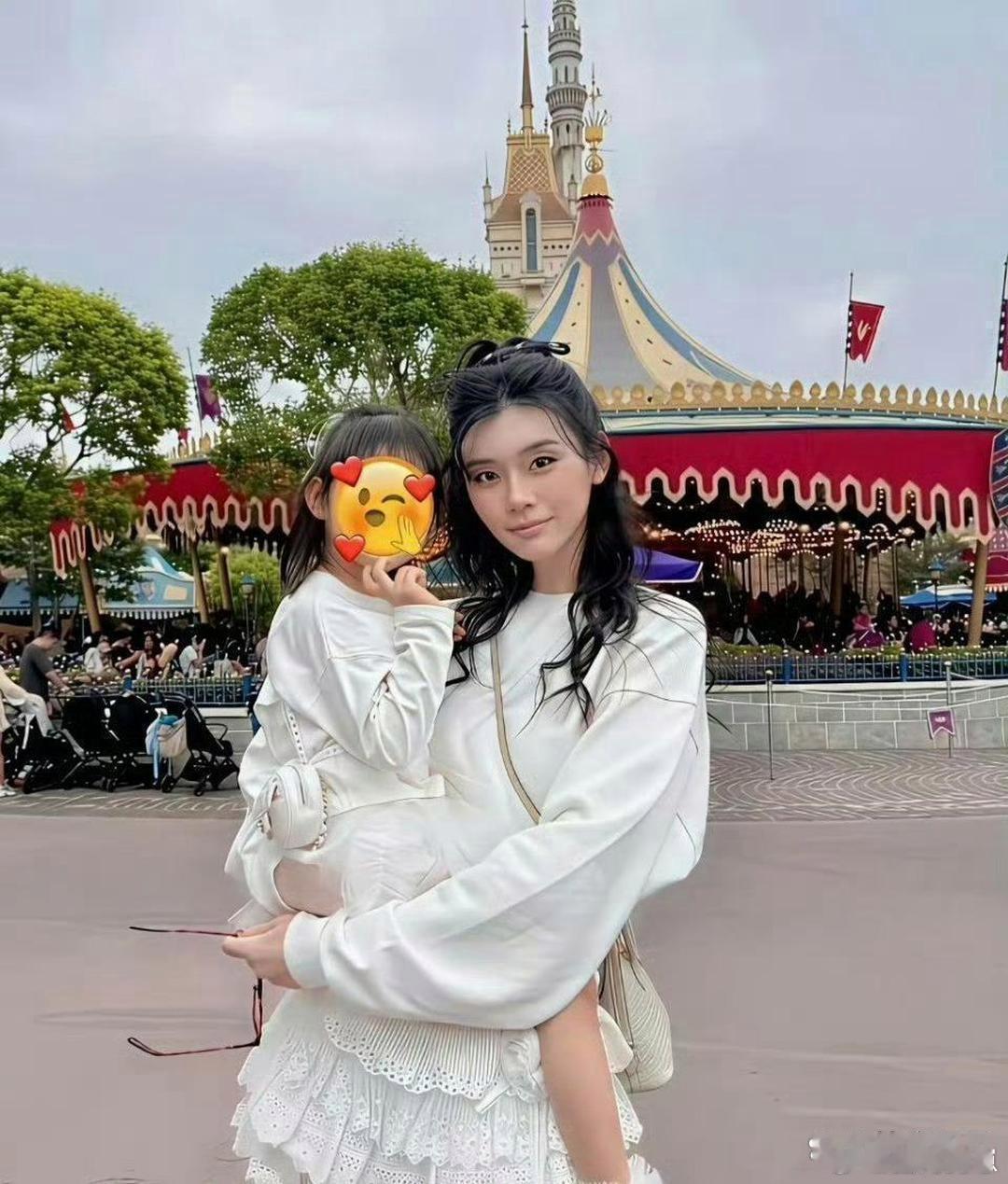 奚梦瑶拍照很有巧思，大方分享女儿侧脸，正脸贴心打码，分寸感拿捏得恰到好处。