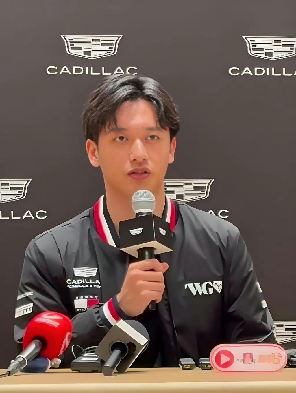 F1中国大奖赛期间，周冠宇透露当初婉拒法拉利续约邀请，选择加盟凯迪拉克车队。在