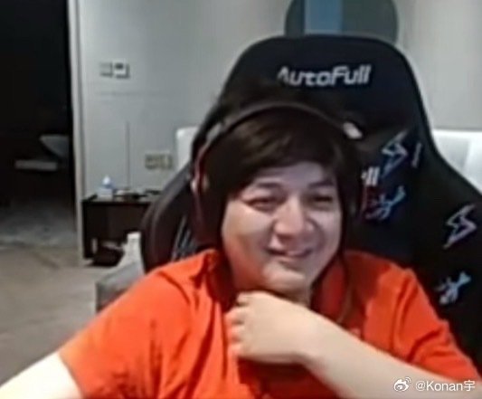 雕哥：皮鞋这个逼脑子现在不好使，他在群里说，他来长沙参加狗哥婚礼的机票他订错了，