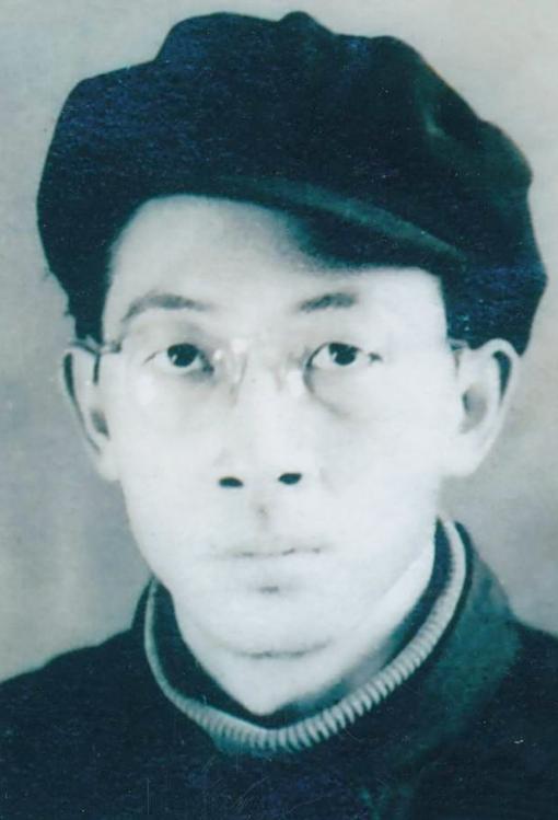 🌞1956年，张绍纪去抚顺战犯管理所，与汉奸父亲见了一面。父亲看到他穿着一