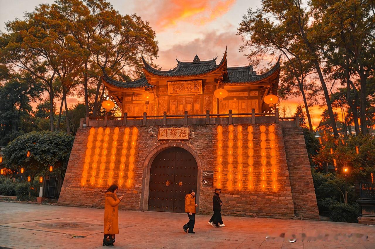 古风建筑与夕阳邂逅，那是一场惊艳到极致的视觉盛宴。就像山丹硖口古城，盛夏傍晚，