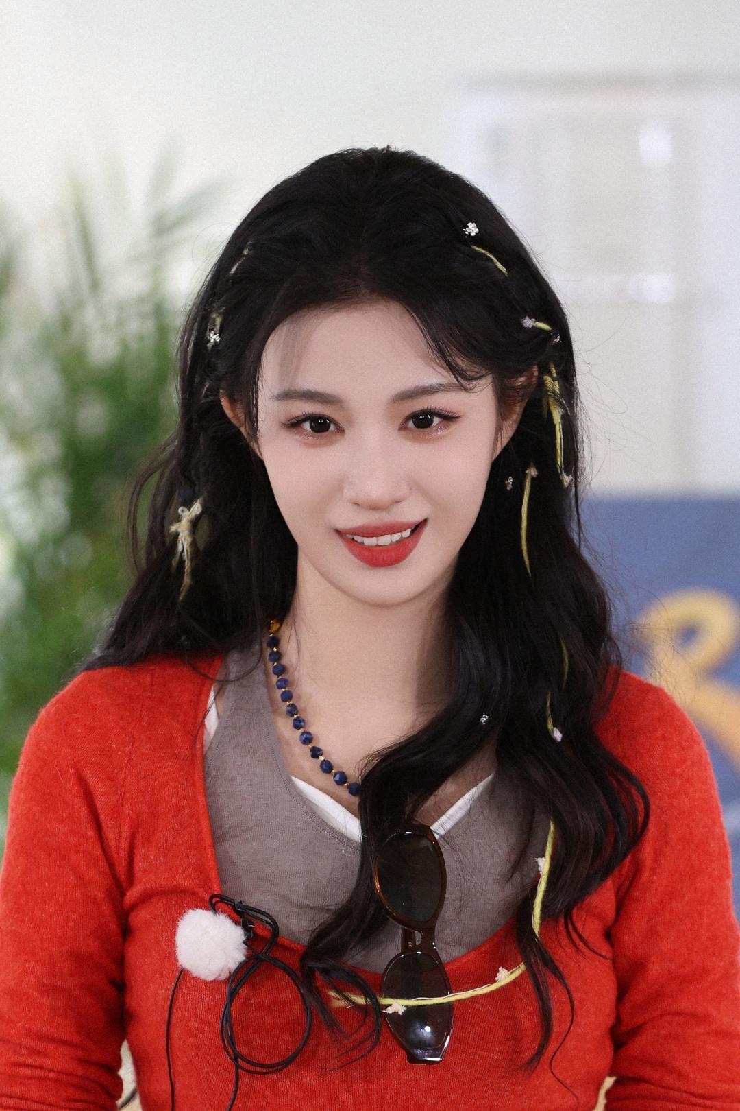 王楚然的藏地路透是“元气暴击”💥一身橘红针织衫裹着暖意，叠穿灰调内搭衬得肤色