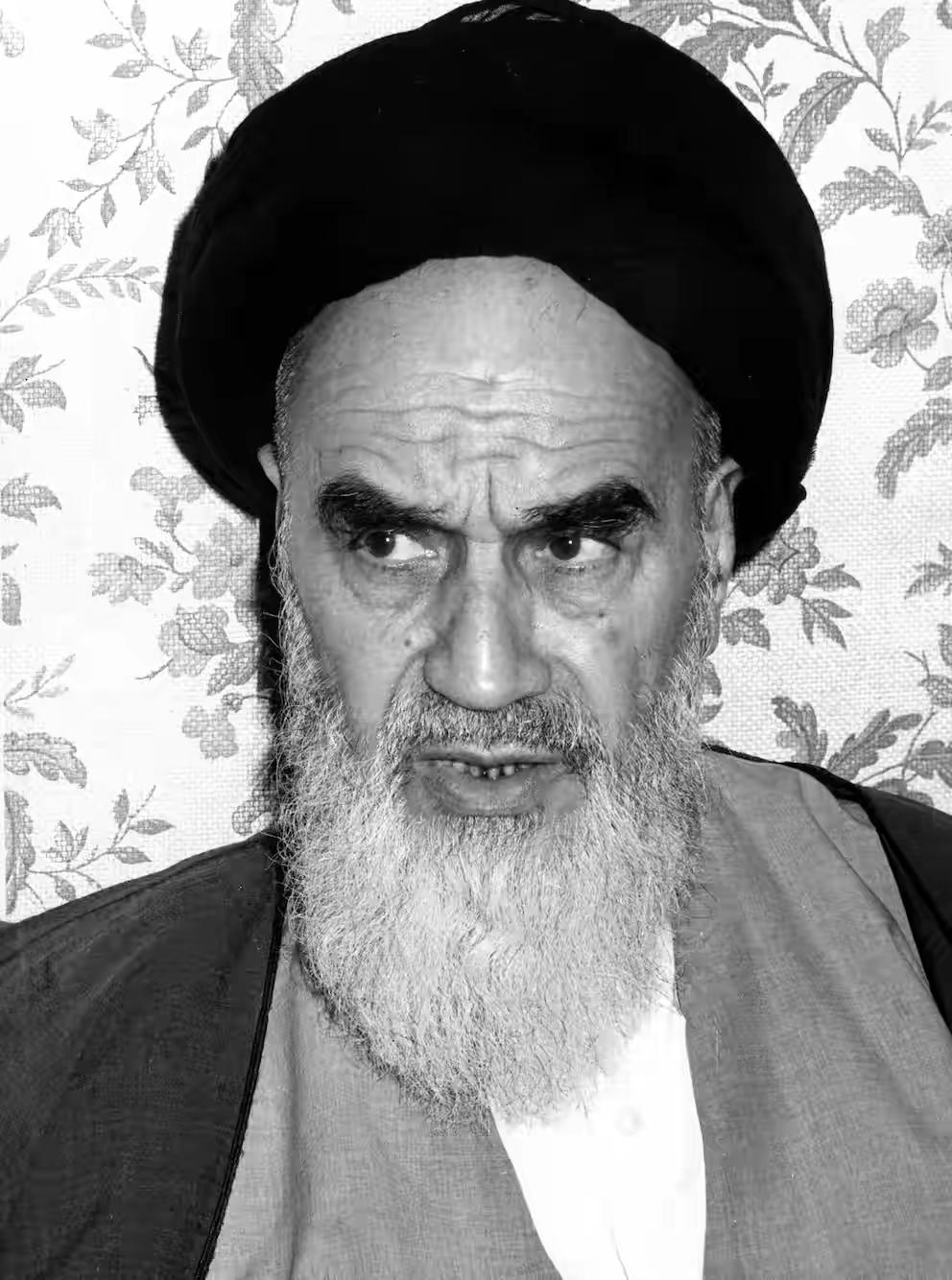 霍梅尼面相很凶的。难道伊朗百姓不知道相由心生？最可笑的是，霍梅尼的孙子孙女都反