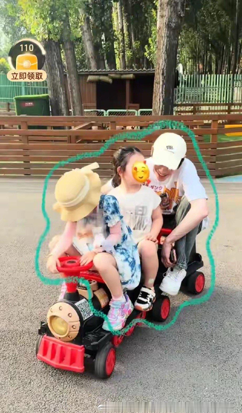 向佐晒与郭碧婷带娃日常向佐晒与妻子郭碧婷带娃日常：左手抱娃右手抱娃，夸奖不如见