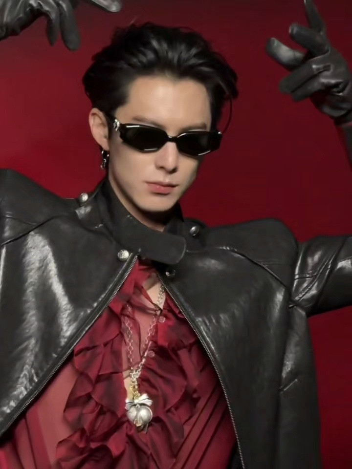 王鹤棣王鹤棣的日常帅真的刻进骨相里了，随手一截都是颜值名场面，帅得又松弛又炸眼