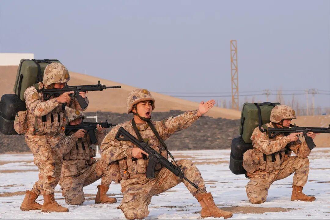 [呲牙笑]“红箭-73”老而弥坚啊——大家注意图1，画面左侧和右侧的战士都背着一