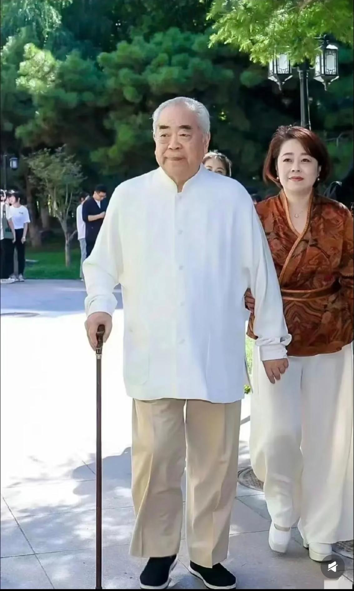 范曾把女儿踢出家门，其实并不意外。可以说，他早在女儿出生的那一年，就把女儿当