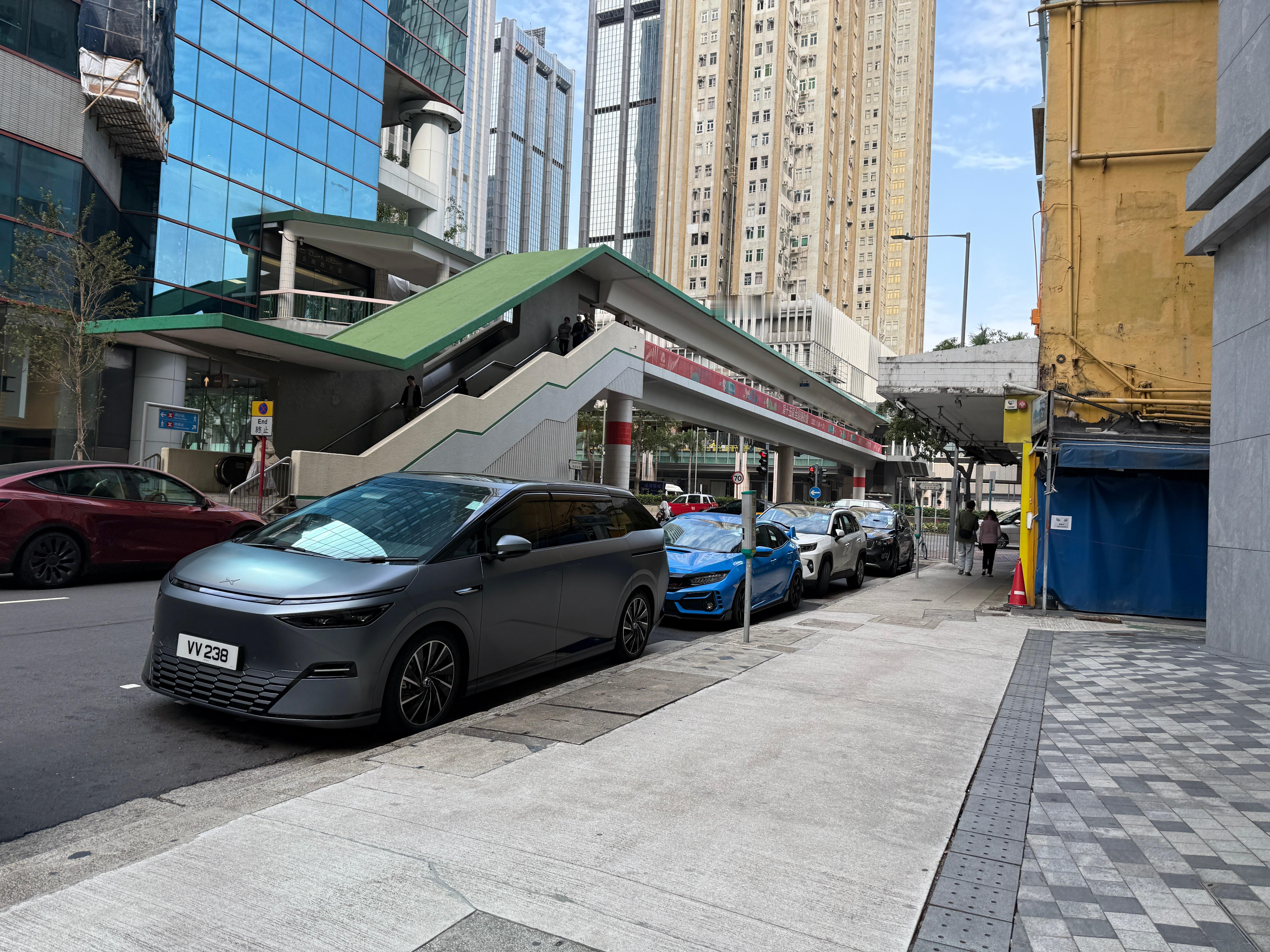 香港街头的国产新能源车越来越多！小鹏X9和极氪009几年后会不会彻底取代埃尔法？