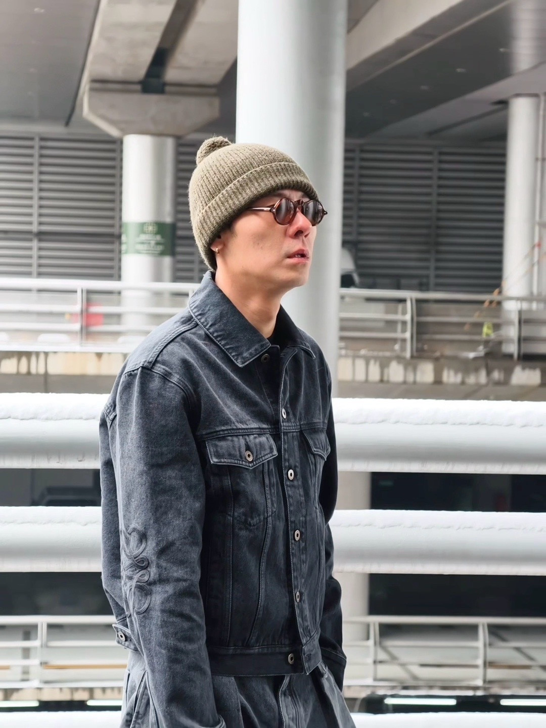 蒋奇明live没有一帧废镜头橄榄绿冷帽配复古墨镜，蒋奇明这身打扮又酷又随意。l