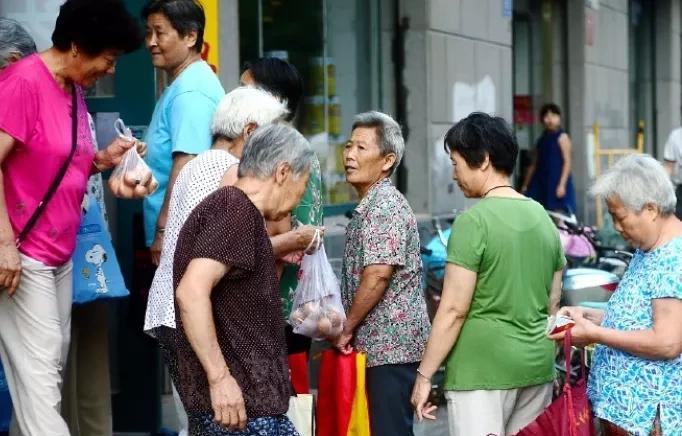 你知道退休的人现状是什么样的吗？第一，全国各地去旅游。第二，把攒的钱给儿子，