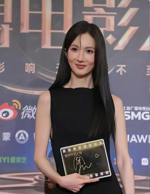 刷到金晨这组图简直惊呆了，网友辣评苹果肌在两个脸蛋上各演各的，这也太明显了!