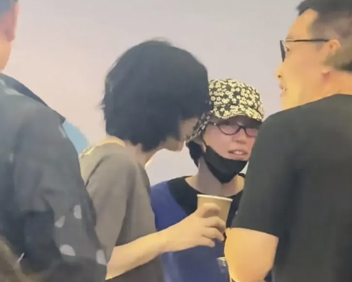 王菲为女儿破例，晚宴带窦靖童敬酒认人，母爱让她暂时收起了高冷阿那亚那场音乐节前后的晚宴上，王菲被拍到