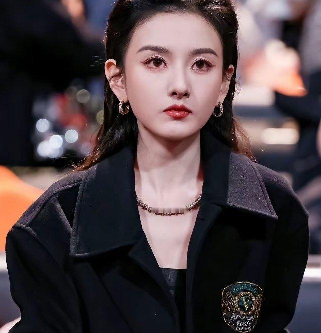 宋祖儿后援会这次是真坐不住了！凌晨集体黑头像，宣布暂停所有数据、宣发和商务配合。