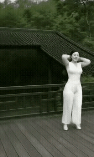 这白衣女子功夫了得！刚柔并济，干净利落，余音袅袅。妩媚动人。[赞][赞][赞][