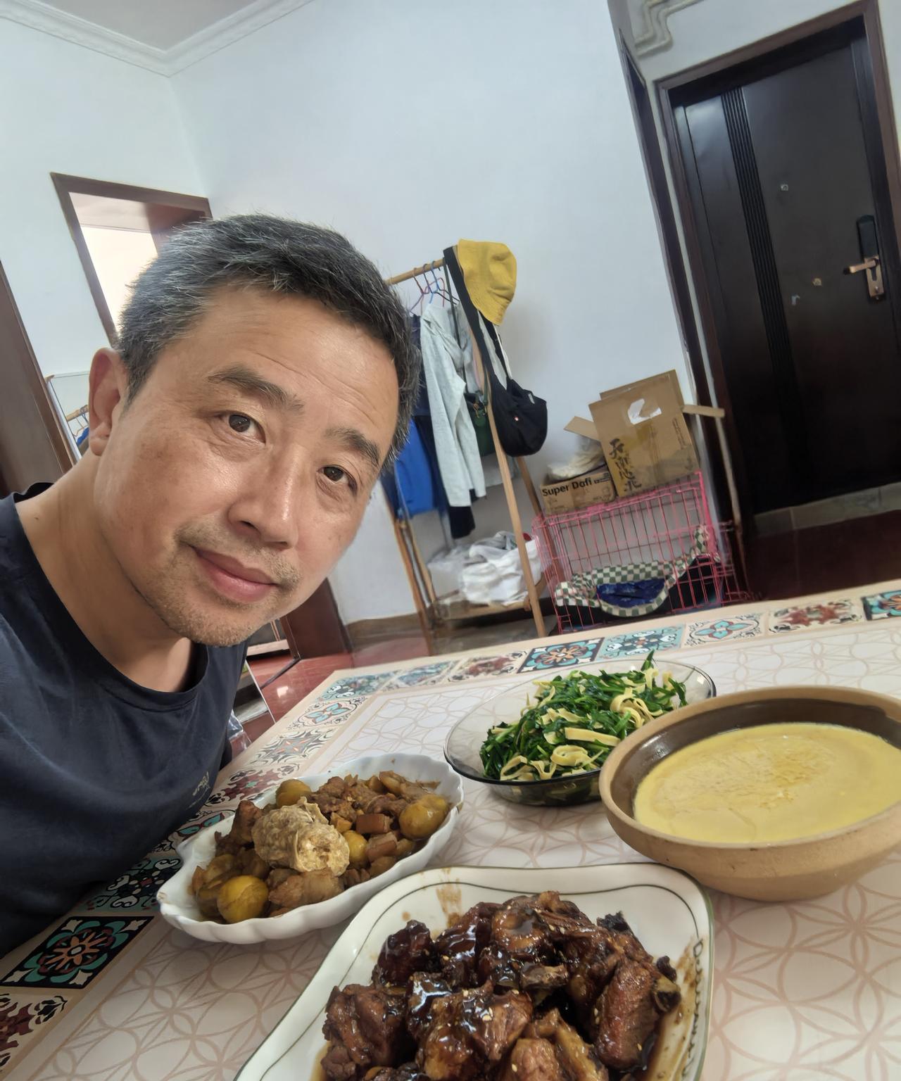 酒龄四十年，戒酒97天，滴酒未沾。中午炒了几个菜：糖醋排骨、蒸鸡蛋、韭菜炒千张