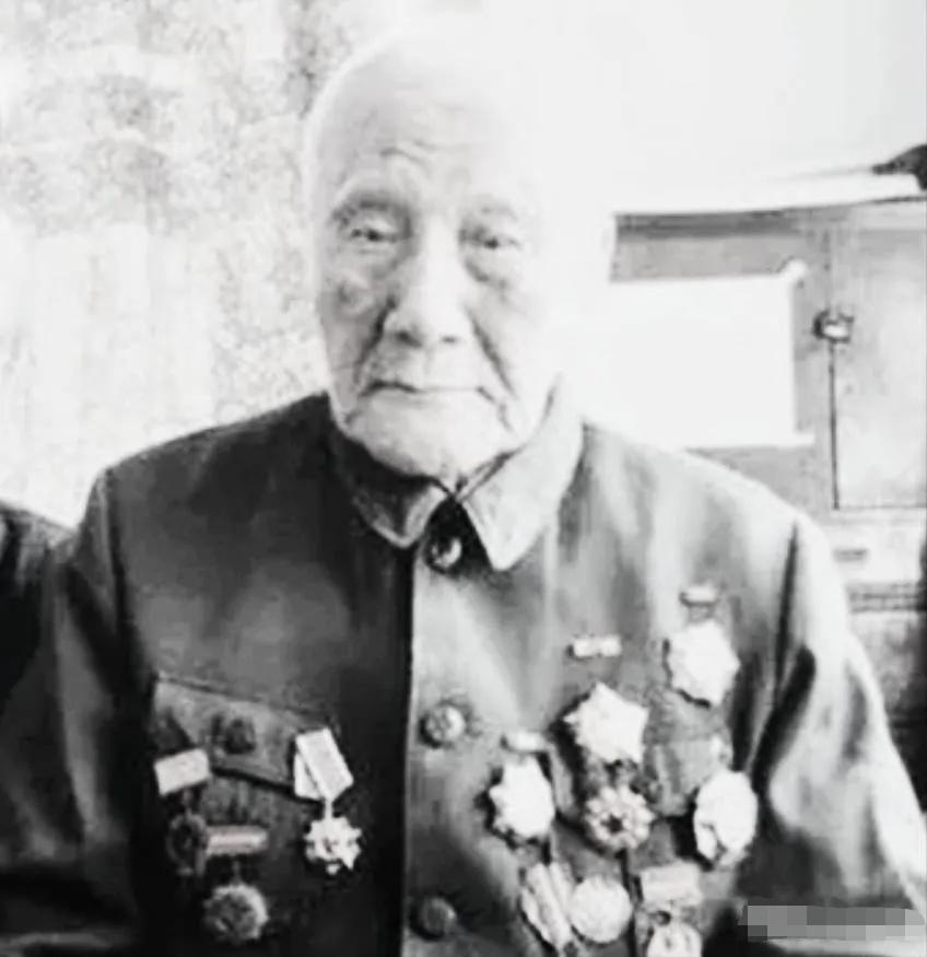 毛主席去重庆谈判时，中央派了六位高手保护他的安全，就是著名的“一虎二龙三鼠”，其