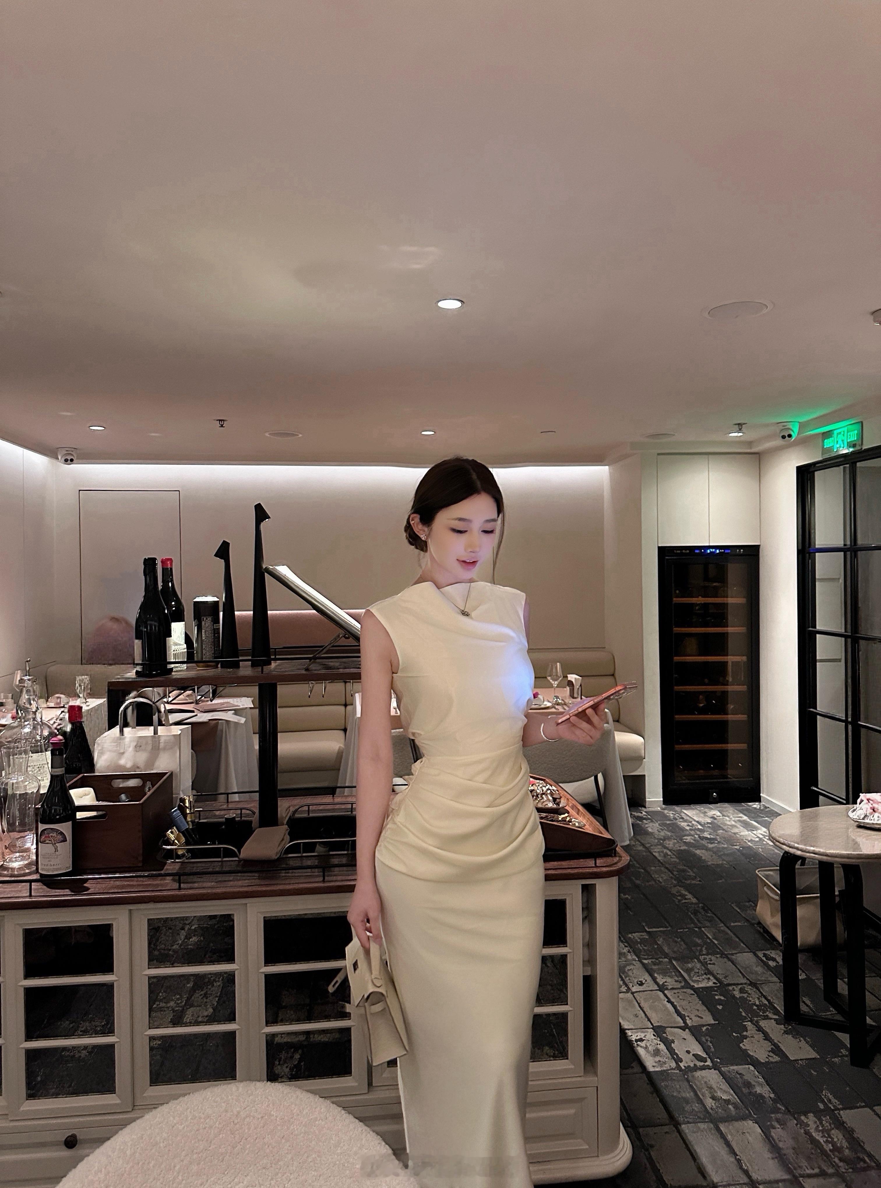 sx善喜5/1520:00面料是很有光泽感的缎面透着高贵感，长度对任何身材
