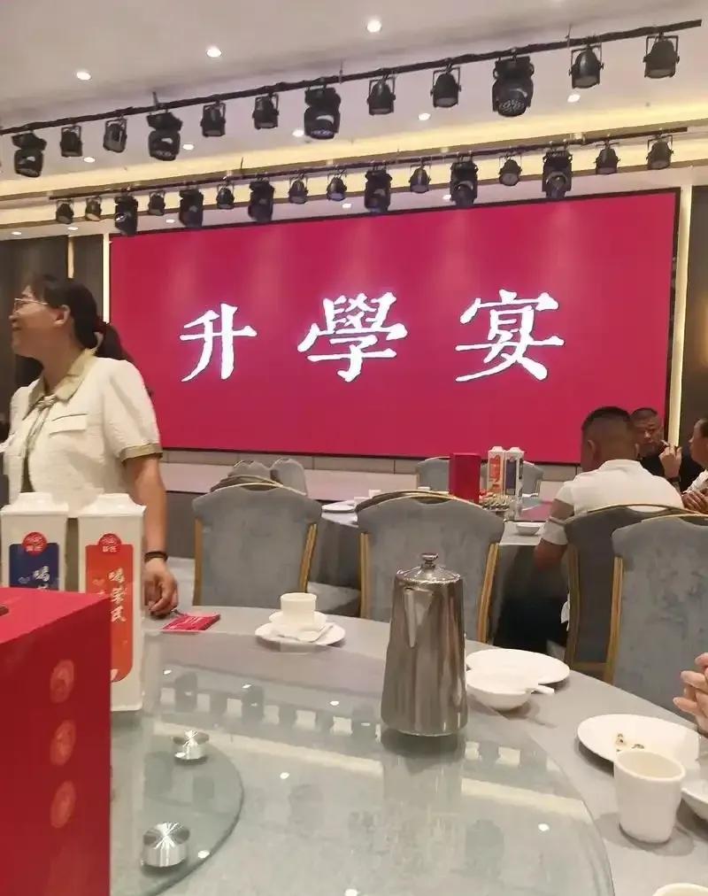 大伯哥离婚后，侄子一直跟着妈妈，昨天公公说，侄子这周末办升学宴。自从离婚后，我