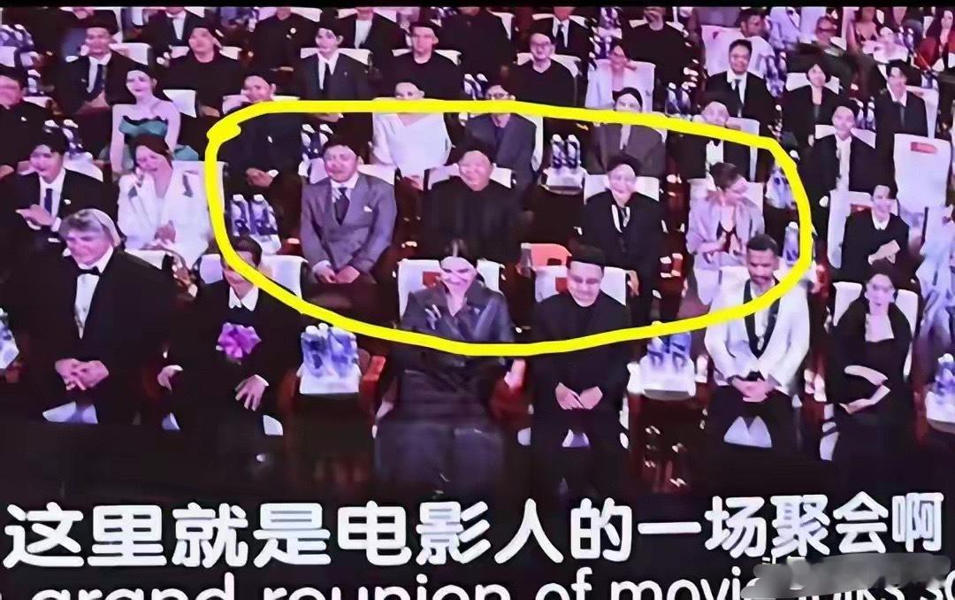沈腾座位第16届北影节开幕式座位多次调整，原定黄渤沈腾双C，现场变为黄渤张颂文