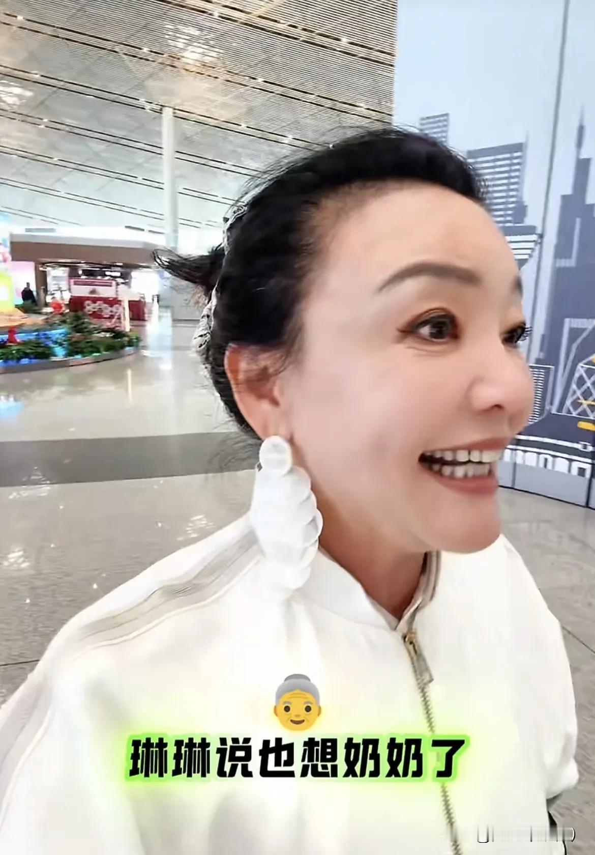 67岁的兰姐，赴湾湾为孙子小霖霖庆生的行程，从满心期待落幕为满心落寞，戳中了无数